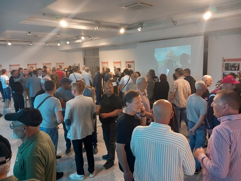 Bijeljina: Otvorena izložba ratnih fotografija „Brčanski zid“ (FOTO)