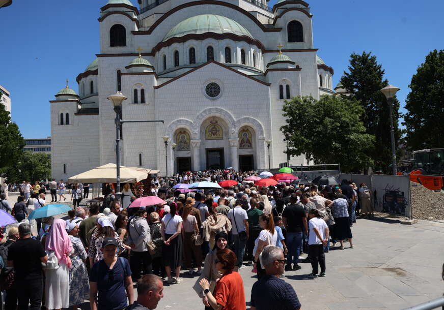 Podijeljeno više od 40.000 trakica osveštanih na Pojasu Presvete Bogorodice