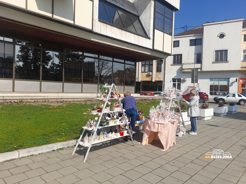 Bijeljinke prave i prodaju poklone za 8. mart: “Potrebno je mnogo ljubavi, strpljenja i vještine” (FOTO)