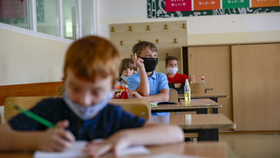 Od danas nastava za osnovce do petog razreda, uz prošireni program