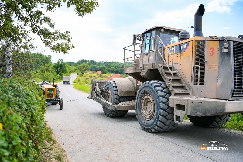Mještani Ugljevik Sela u strahu: Put uništen, odron prijeti kućama (FOTO)