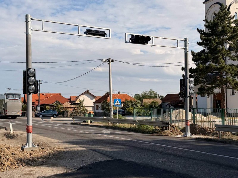Patkovača: Kod osnovne škole postavljen semafor (FOTO)