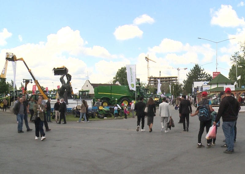 Poljoprivrednici i đaci iz Semberije na Sajmu poljoprivrede u Novom Sadu: Oduševljeni novim modelima traktora, kombajna… (FOTO)