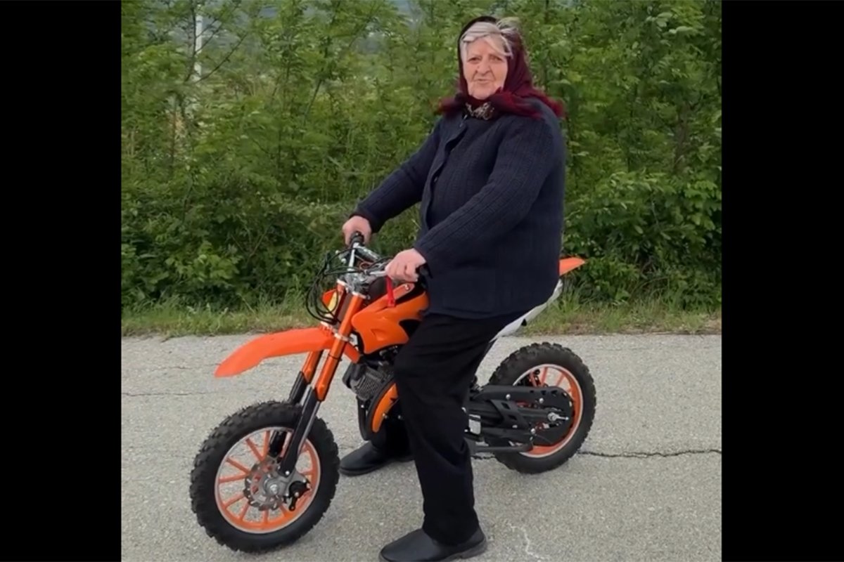 Baka vozi motor u 88. godini (VIDEO)