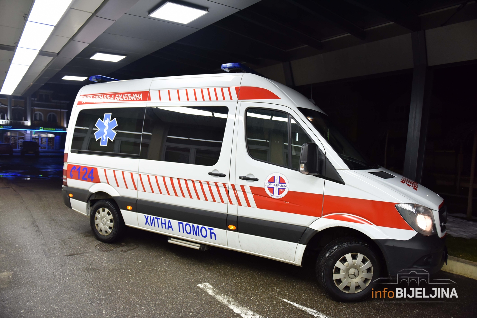 Muškarac teško povrijeđen nakon pada sa traktorske prikolice