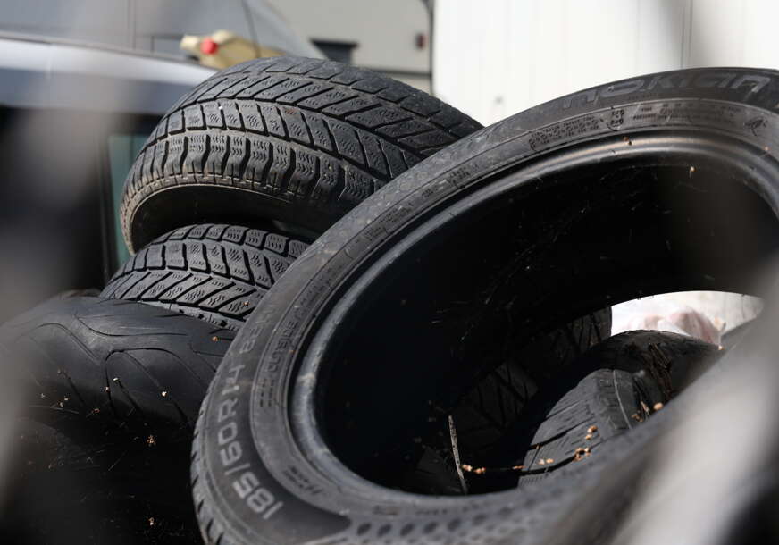 Za rubriku vjerovali ili ne: Incident u Banjaluci, pun kamion guma ISTOVAREN U VRBAS