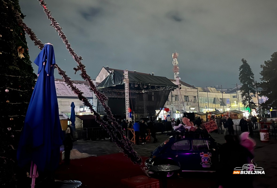 Kvar u Bijeljini pred početak proslave Pravoslavne nove godine: Zimski korzo u mraku, intervenisali vatrogasci (FOTO)