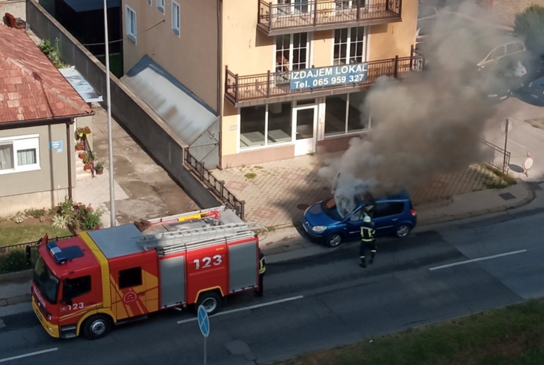 Požar u Bijeljini, gorio automobil (FOTO) 