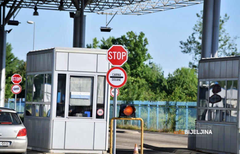 Tablice od drveta stavio na auto i pokušao da uđe u BiH