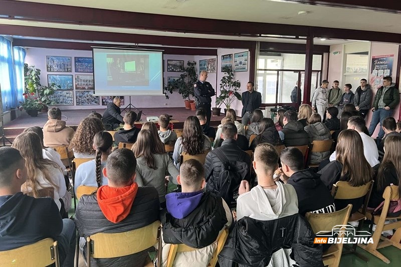 Predavanje o vršnjačkom nasilju u Loparama: Mladi moraju znati koju prekršajnu i krivičnu odgovornost nosi