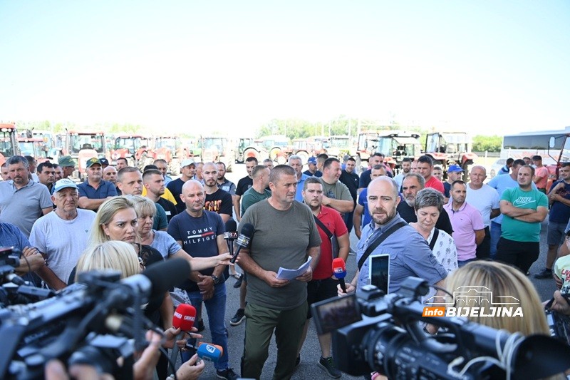 Poljoprivrednici poručili na Rači: Ne čuje nas onaj ko treba, neka se uključi Dodik (FOTO)