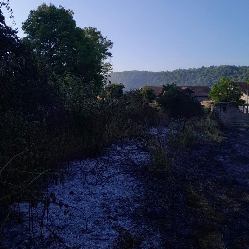 Požar prijetio pčelinjaku i domu u Novoj Kasabi: Vatrogasci spriječili katastrofu (FOTO)