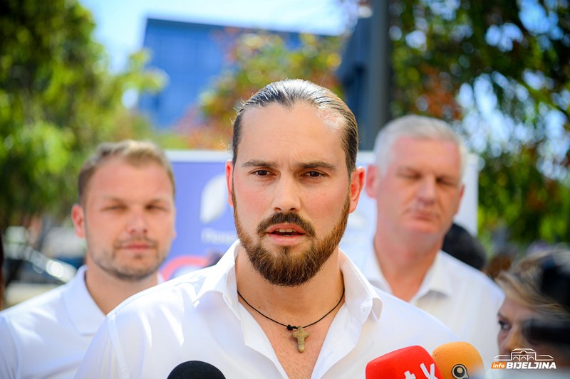 Stanivuković posjetio Bijeljinu, dočekali ga brojni građani (FOTO)
