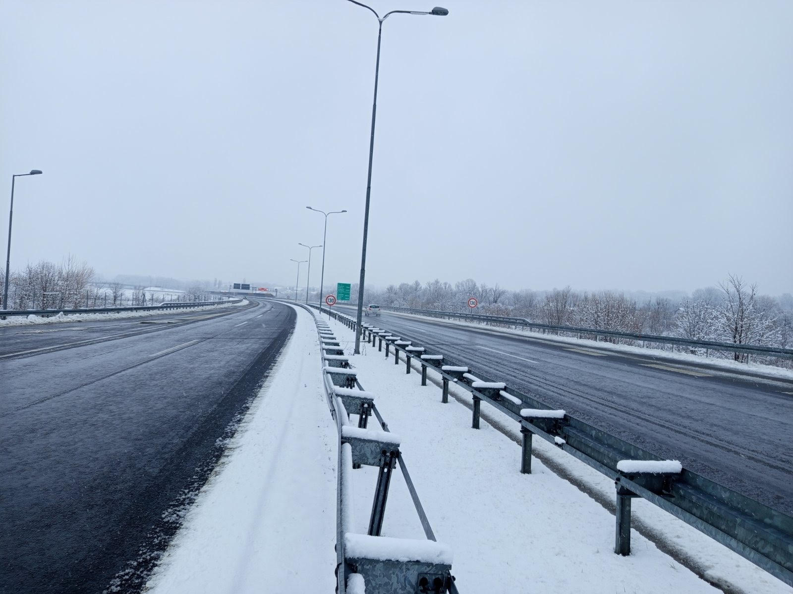 Sve dionice auto-puteva u Republici Srpskoj prohodne: Ekipe zimske službe na terenu (FOTO)
