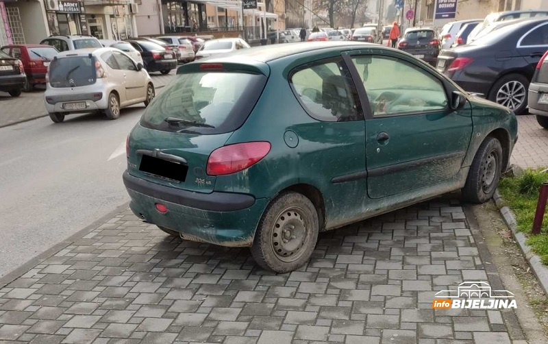 Bijeljina: Kazne za parkiranje na trotoaru od 400 do 2.000 KM!