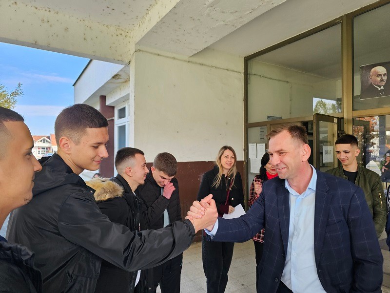 Načelnik Ugljevika Gajić ispratio srednjoškolce na fudbalsko takmičenje