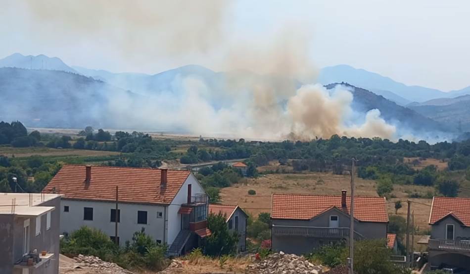 Vatra guta Trebinjsko polje: Vatrogasci se bore protiv požara u Gomiljanima, ugroženi vinogradi i kuće