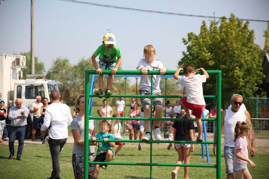 DJECI NA POKLON IGRALIŠTE Zupur i Nešić mališane obradovali školskim priborom i poželjeli da ih bude još više