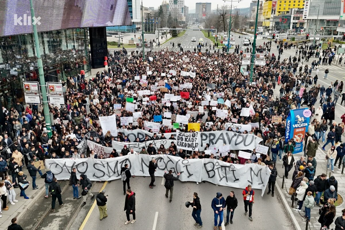 Veliki protesti u Sarajevu: “Na šinama je ostala mladost”