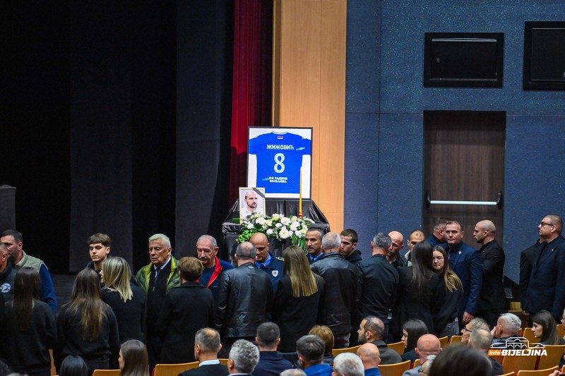 Bijeljina: Održana komemoracija povodom smrti Mladena Žižovića (FOTO)