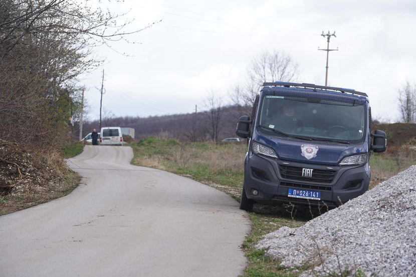 Bager stigao ispred kuće nestale Danke, policija blokirala prilaz (FOTO)