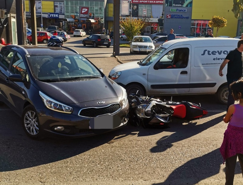 Maloljetni motociklista povrijeđen u sudaru u Bijeljini, otežan saobraćaj (FOTO)