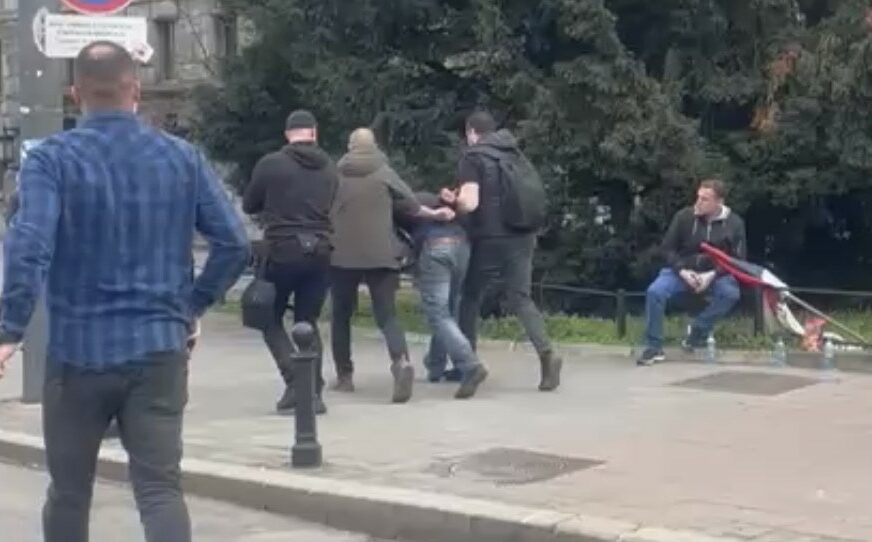 HAPŠENJE NA PROTESTU Muškarac prijetio da IMA BOMBE, policija hitno reagovala