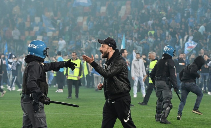Scene užasa iz Italije: Huligani Napolija i Udinesea se masovno tukli na terenu VIDEO