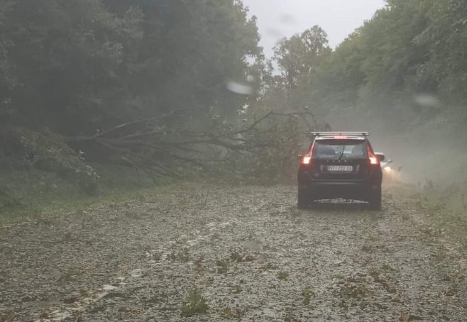Apokaliptični video iz Hrvatske - Strašno nevrijeme pogodilo mjesto Čazma (VIDEO)
