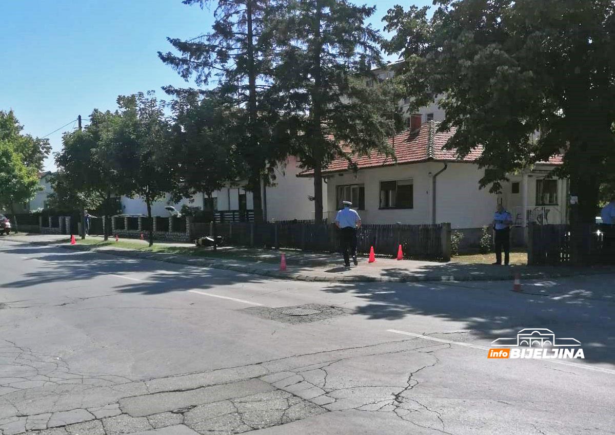 Saobraćajka u Beogradskoj ulici, povrijeđena žena u padu s motocikla (FOTO)