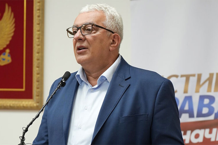 Mandić: Za Srbe u Crnoj Gori je danas Dan žalosti, naše trobojke su na pola koplja