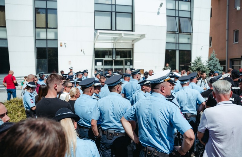 Banjalučki policajci protestovali pred sudom, traže pravdu!
