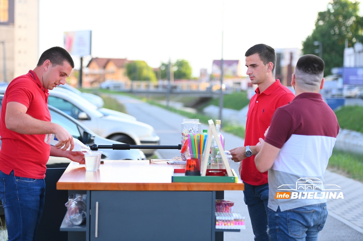 Milioneri mu okrenuli leđa, ali NIJE ODUSTAO: U Bijeljini ostvario ideju iz Beča, mini-biznis pokrenuo na triciklu (FOTO)