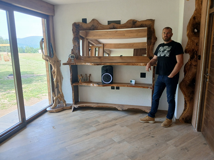 Umjesto da završi na otpadu, drvo u njegovim rukama postaje umjetnost