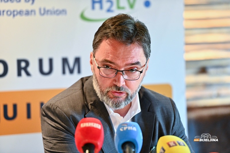 POMENUTO I UBISTVO Upućene prijetnje ministru Košarcu i njegovoj porodici