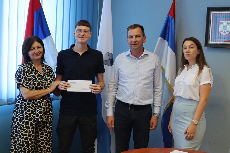 Načelnik Ugljevika nagradio najuspješnije đake za školske i sportske rezultate