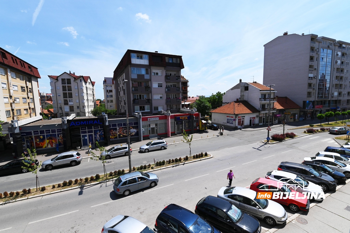 Nezgoda s teškim povredama u Bijeljini: Taksista otvorio vrata auta, u njih se zakucao biciklista