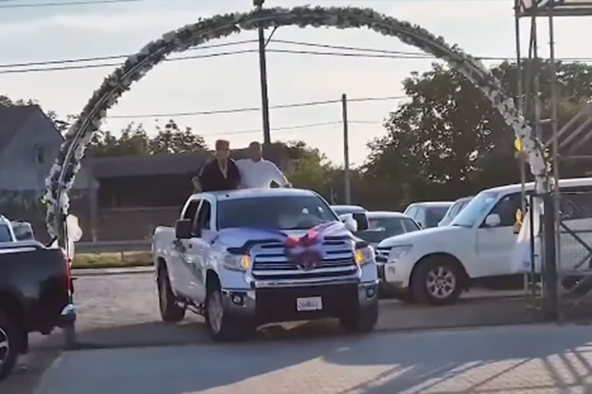 Ćanu na veselje dovezli u prikolici (VIDEO)