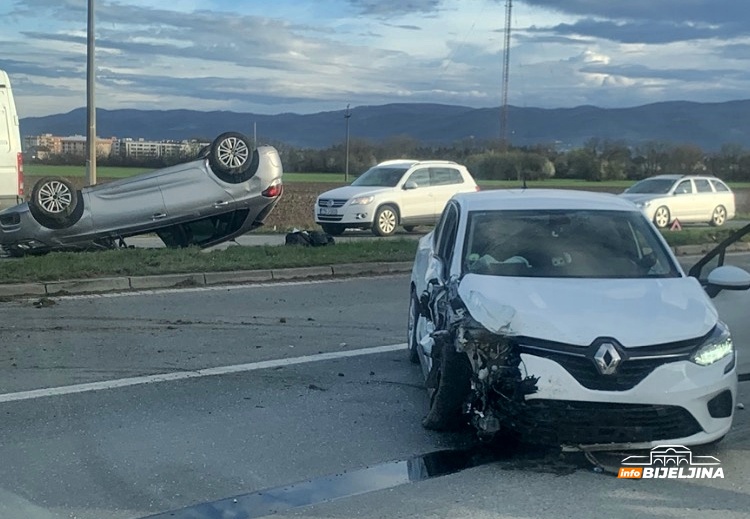 Ima povrijeđenih: Teška nesreća u Banjaluci, AUTO NA KROVU
