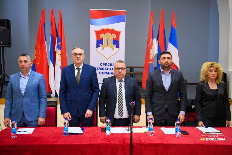U igri najmanje DVA IMENA: Koji načelnik se nalazi na izlaznim vratima SDS, a ko sigurno ostaje