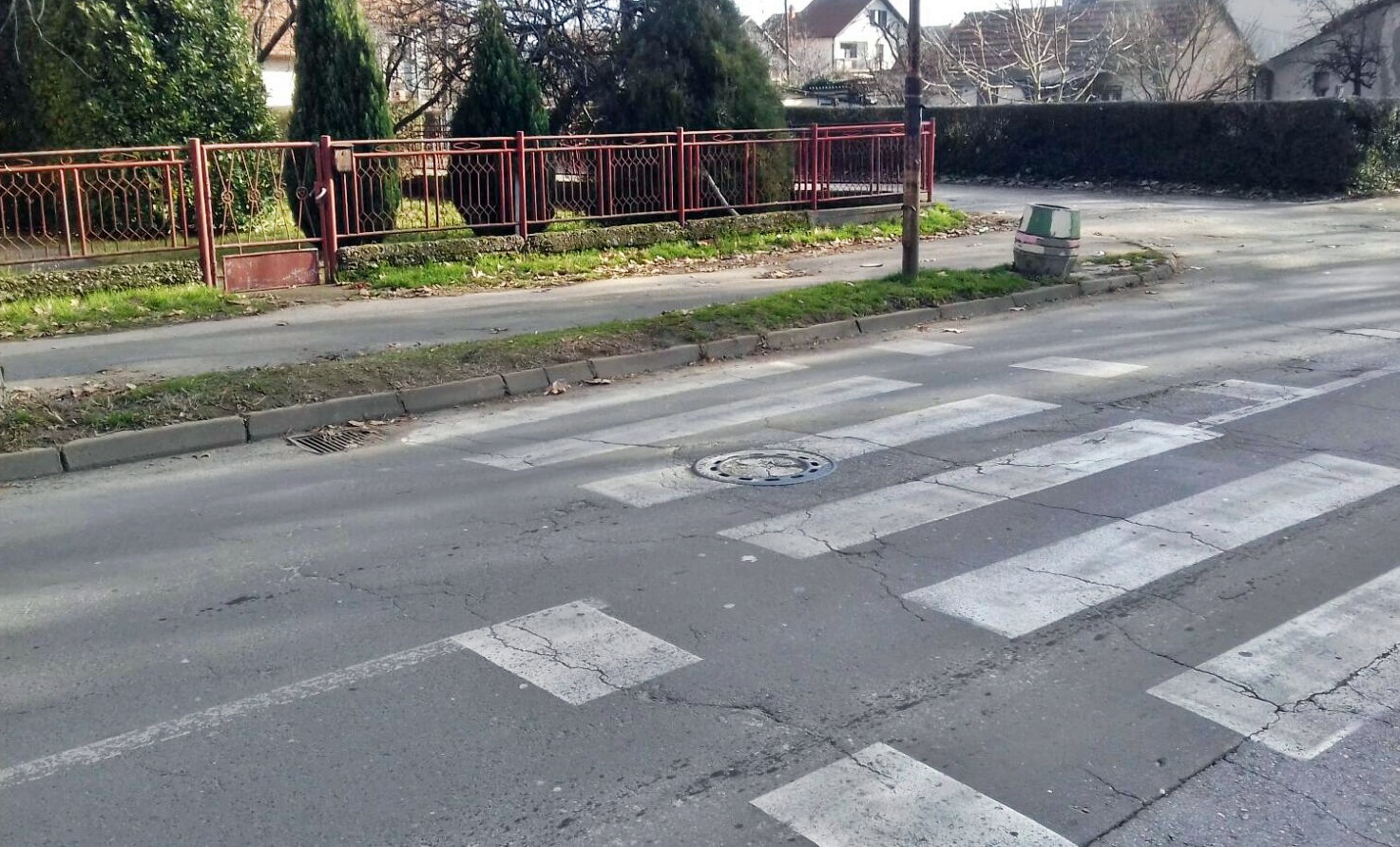 Infrastrukturni problemi u Račanskoj: Pješački vodi u slivnik, rasvjeti fali sijalica (FOTO)