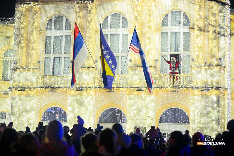 Novogodišnja rasvjeta obasjala Bijeljinu (FOTO)