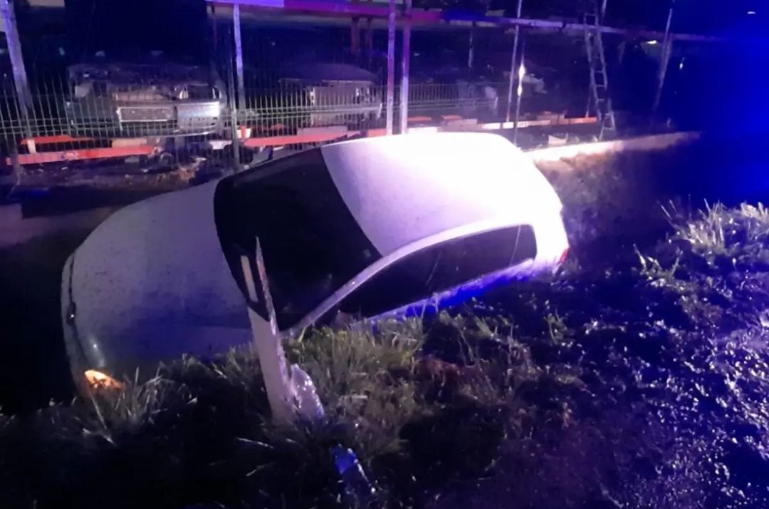 Nezgoda na putu Bijeljina - Ugljevik, vatrogasci morali sjeći vozilo (FOTO) 