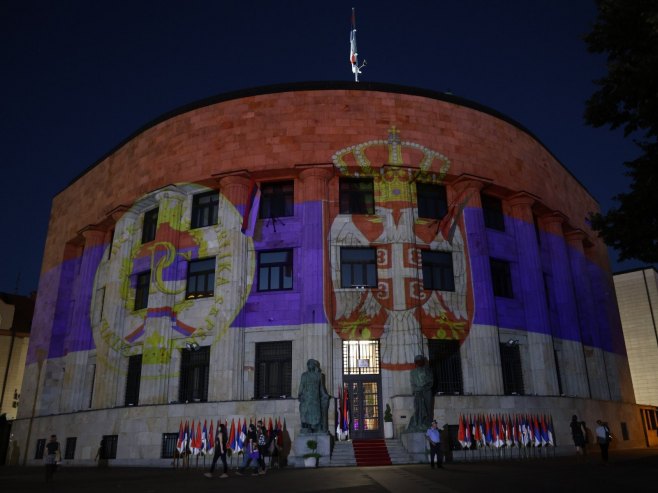 Palata Republike i zgrada Gradske uprave u bojama srpske trobojke