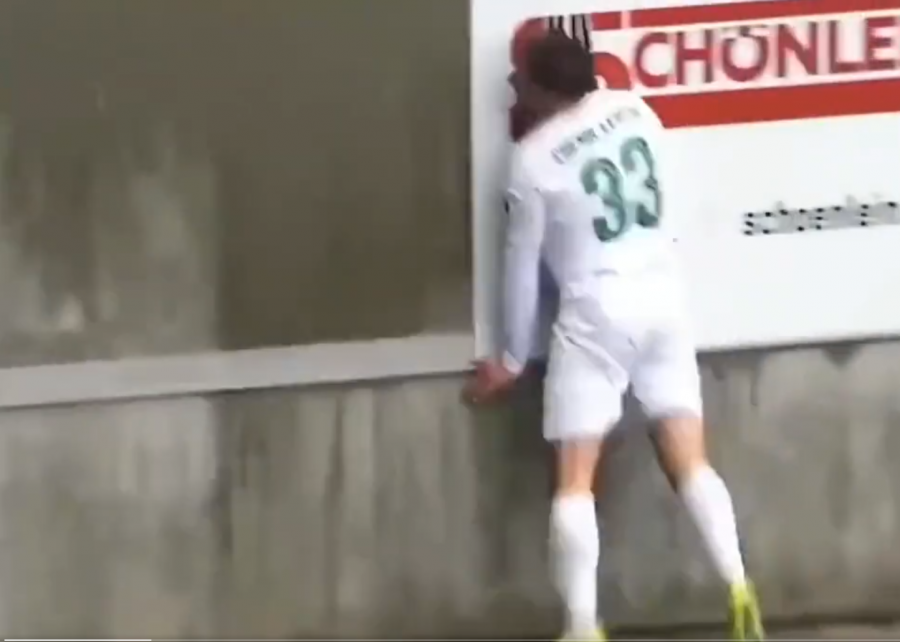 Strašan sudar sa zidom: Fudbaler izgubio svijest dok je stizao loptu (VIDEO)