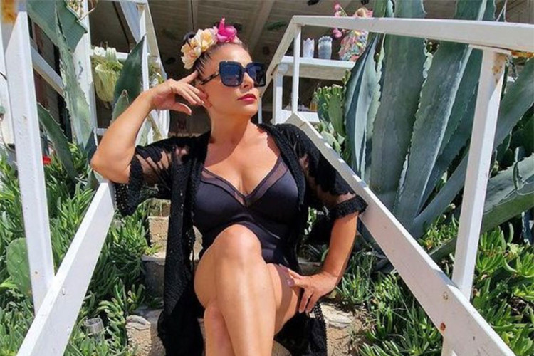 Bila ljubavnica fudbaleru, Bajaga joj posvetio pjesmu, a Brega ove sramne stihove pjesme