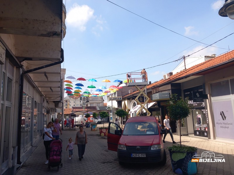 Bijeljina: U toku postavljanje kišobrana u Ulici Miloša Crnjanskog (FOTO)