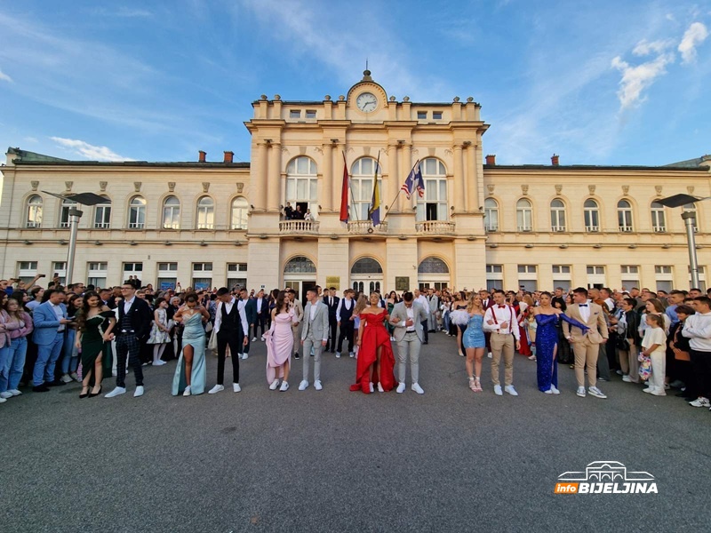 Scene koje su oduševile Bijeljince: Maturanti zaplesali pred zgradom Gradske uprave (VIDEO)