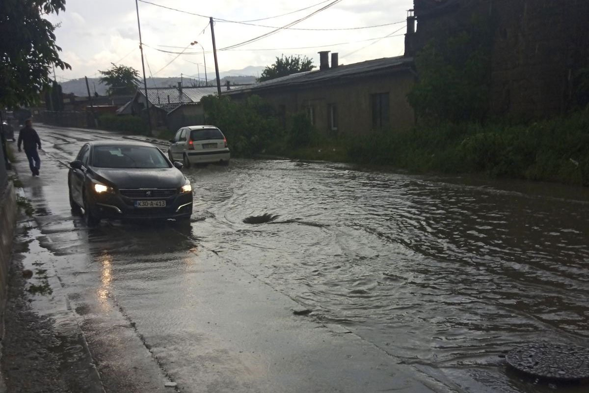 Jako nevrijeme pogodilo Sarajevo, kolaps u saobraćaju 