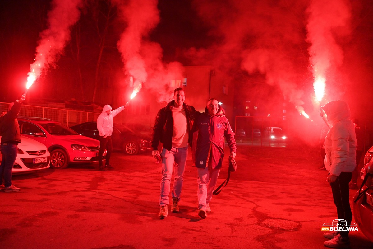 Rukometaši RK “Bijeljina” iznenadili Marka Jevtića: Susret pun emocija (FOTO)